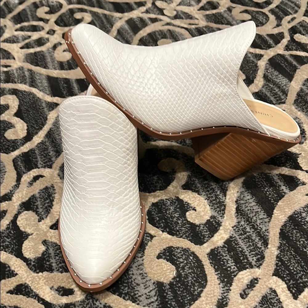 Women's White Textured Mules